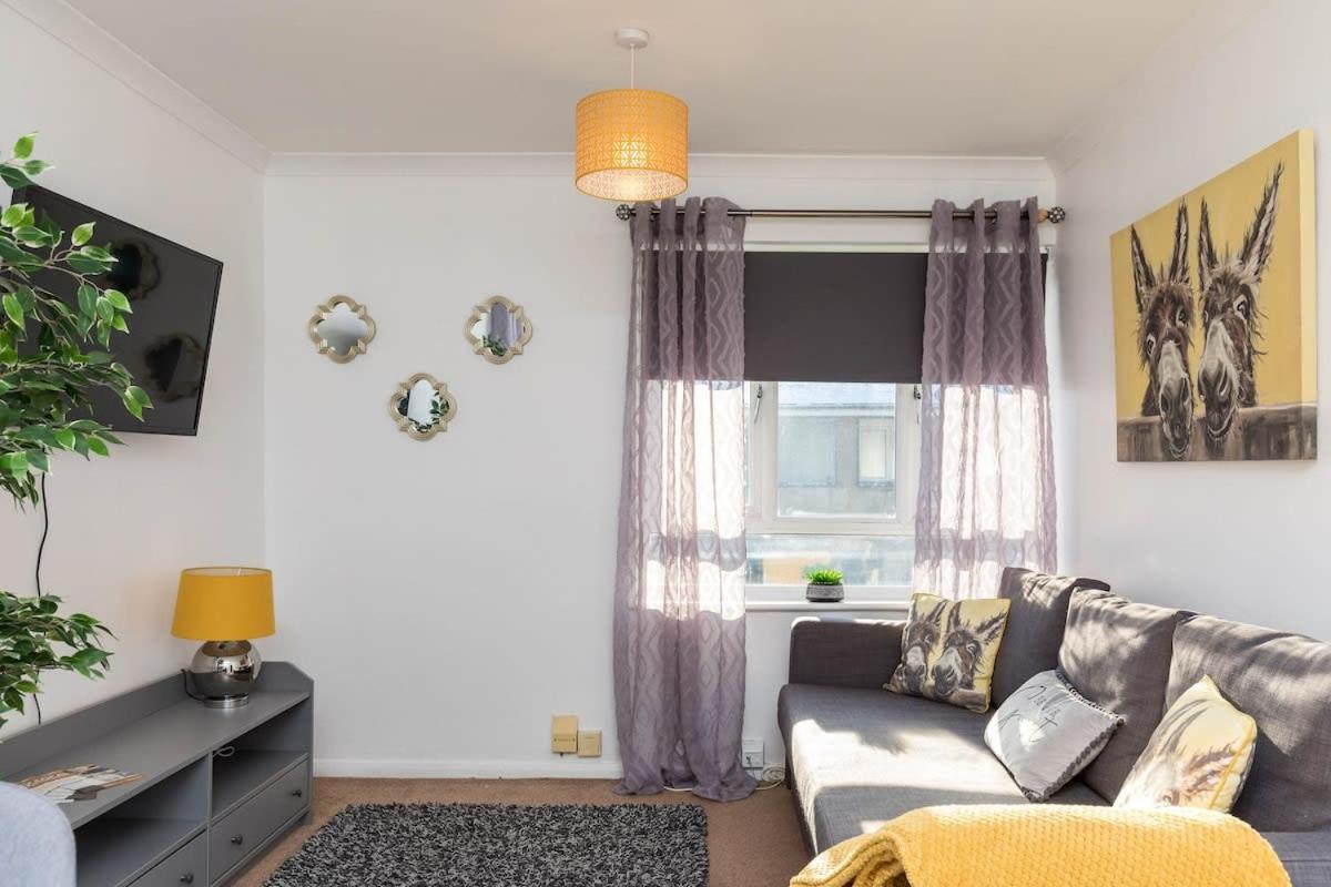 19A The Broadwalk - Cozy 1Br In The Heart Of Crawley Near Gatwick Airport Great For Contractors And Flight Crew Students Villa Exteriör bild