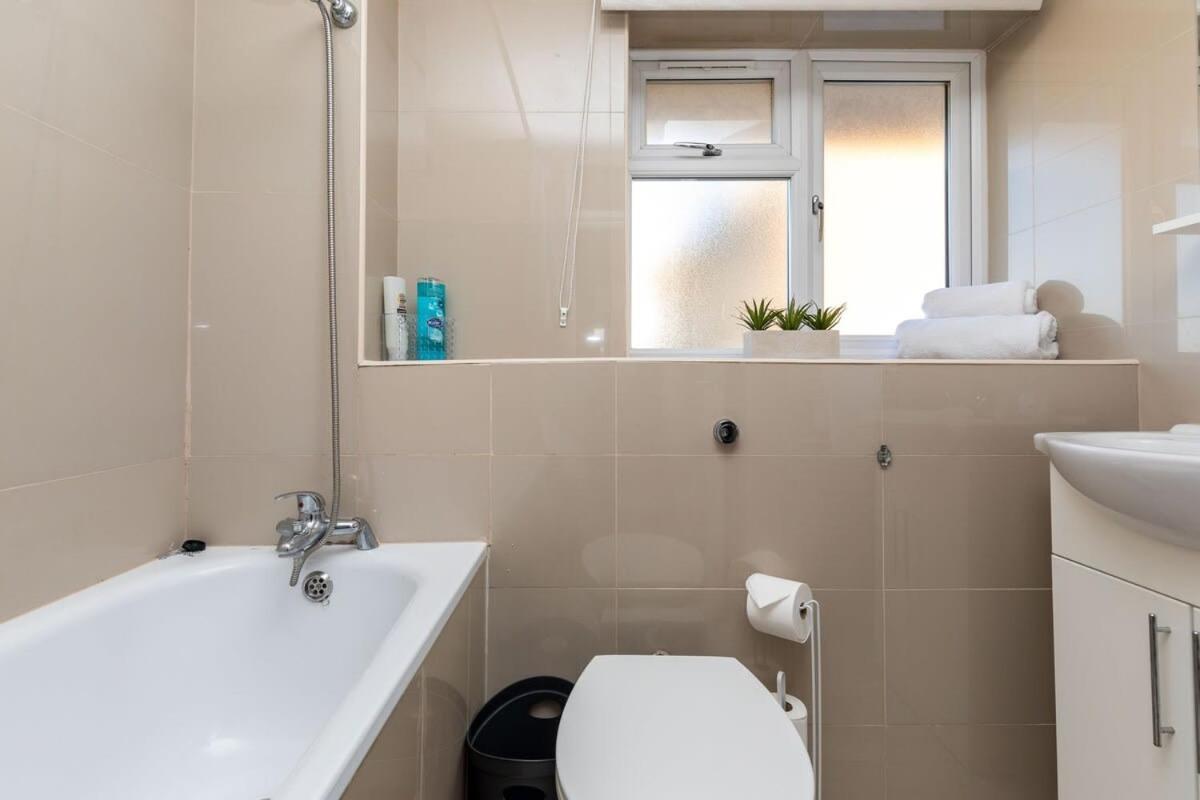 19A The Broadwalk - Cozy 1Br In The Heart Of Crawley Near Gatwick Airport Great For Contractors And Flight Crew Students Villa Exteriör bild