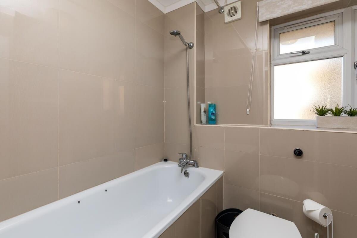 19A The Broadwalk - Cozy 1Br In The Heart Of Crawley Near Gatwick Airport Great For Contractors And Flight Crew Students Villa Exteriör bild