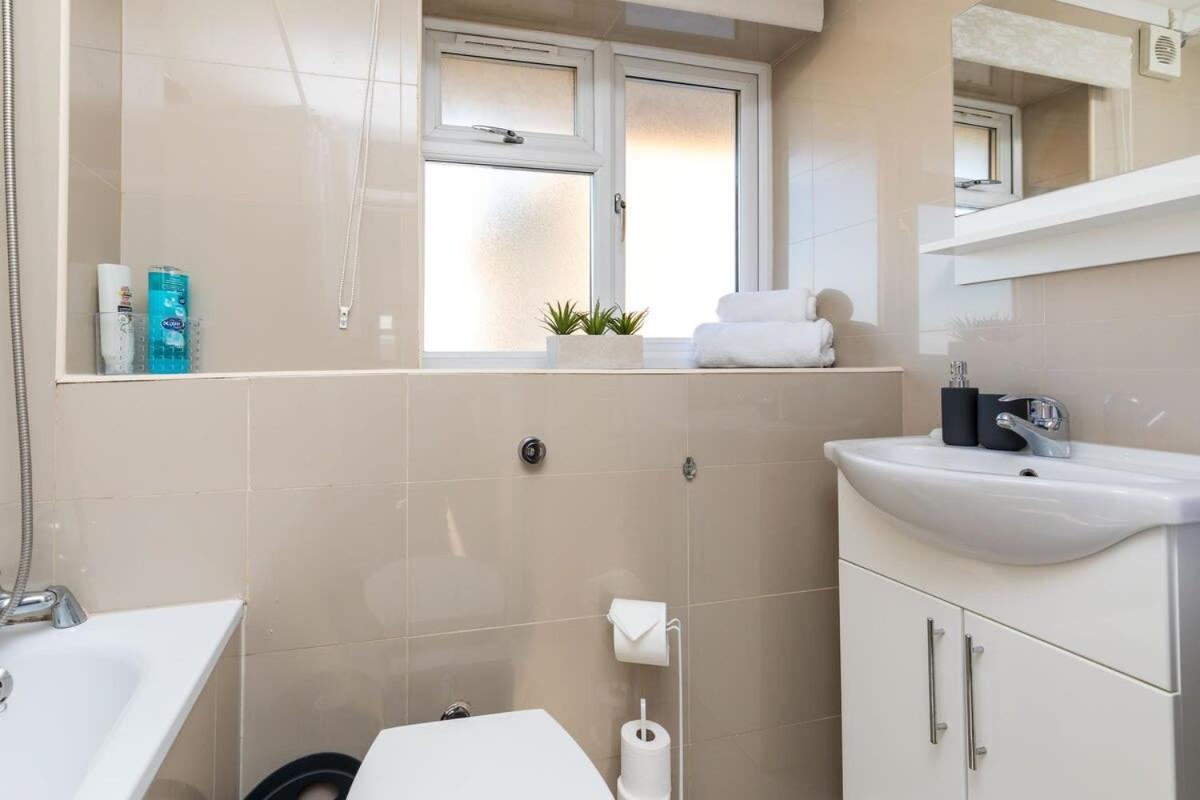 19A The Broadwalk - Cozy 1Br In The Heart Of Crawley Near Gatwick Airport Great For Contractors And Flight Crew Students Villa Exteriör bild