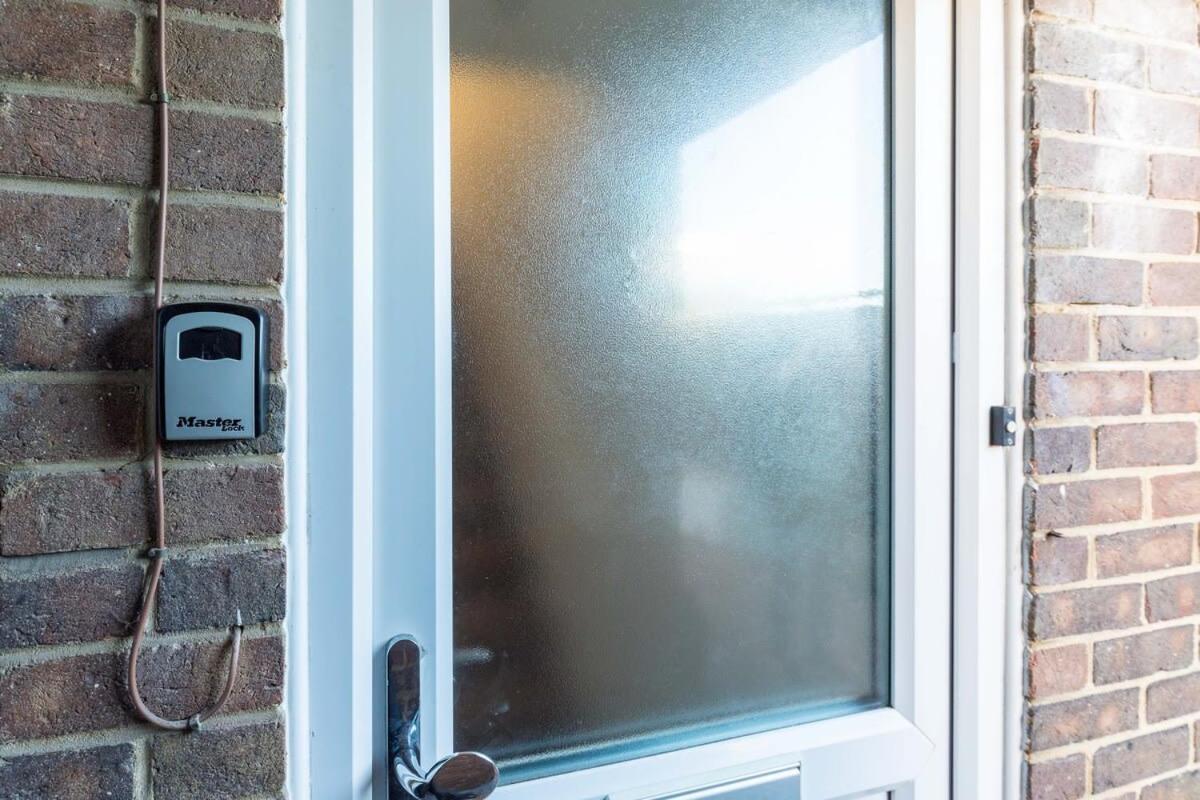 19A The Broadwalk - Cozy 1Br In The Heart Of Crawley Near Gatwick Airport Great For Contractors And Flight Crew Students Villa Exteriör bild