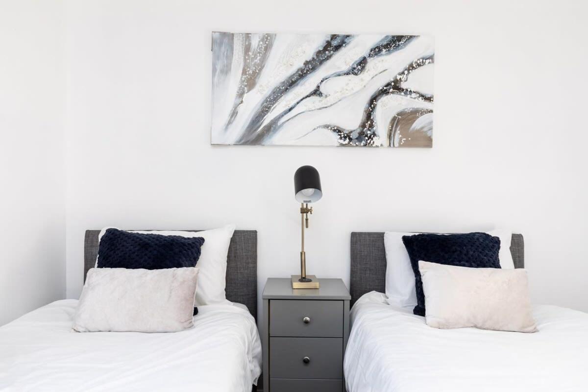 19A The Broadwalk - Cozy 1Br In The Heart Of Crawley Near Gatwick Airport Great For Contractors And Flight Crew Students Villa Exteriör bild