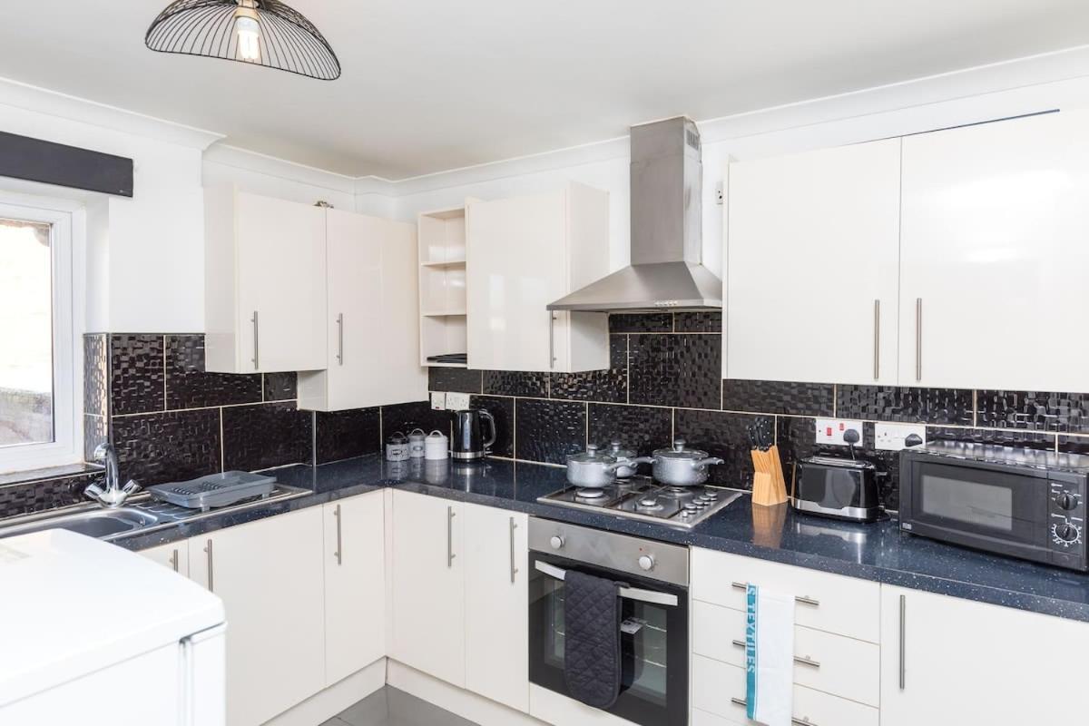 19A The Broadwalk - Cozy 1Br In The Heart Of Crawley Near Gatwick Airport Great For Contractors And Flight Crew Students Villa Exteriör bild