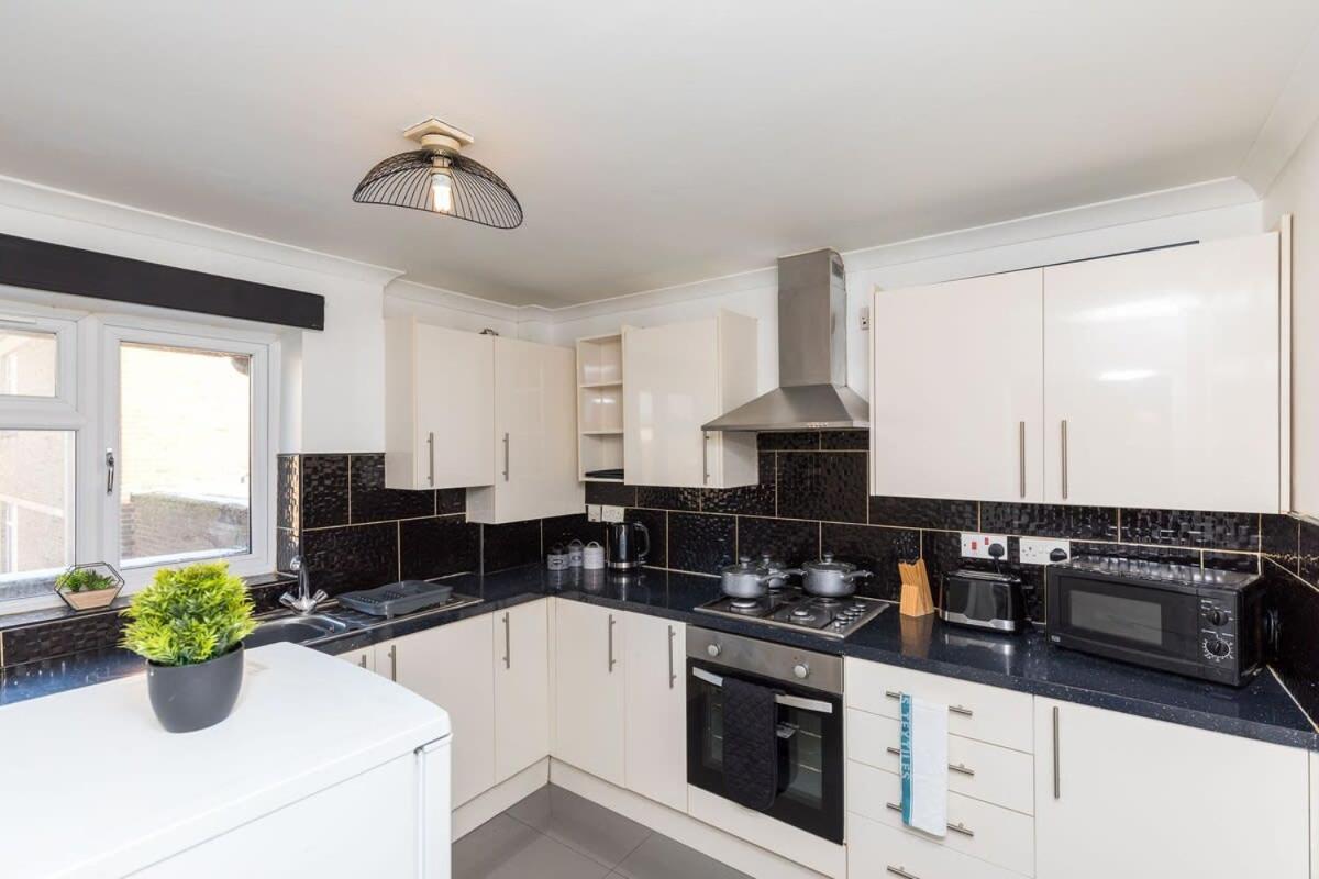 19A The Broadwalk - Cozy 1Br In The Heart Of Crawley Near Gatwick Airport Great For Contractors And Flight Crew Students Villa Exteriör bild