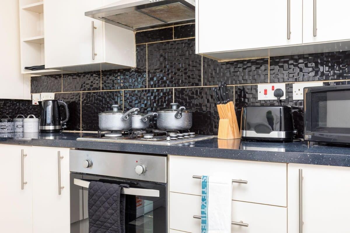 19A The Broadwalk - Cozy 1Br In The Heart Of Crawley Near Gatwick Airport Great For Contractors And Flight Crew Students Villa Exteriör bild
